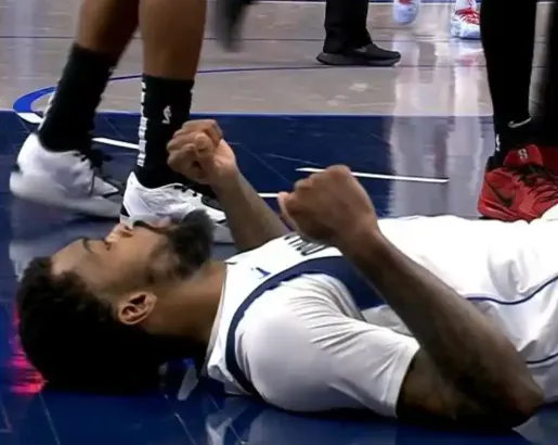 APP下载-马绍尔与马瑟林身体相撞后受伤，随后独自返回更衣室